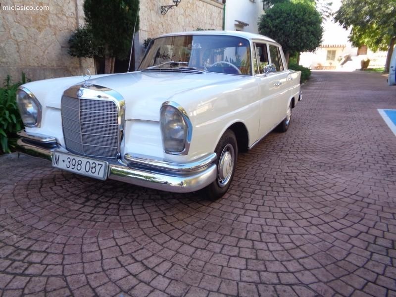 MERCEDES 220 S  Colas