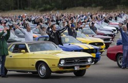 World Record of 1001 Ford Mustangs in a parade